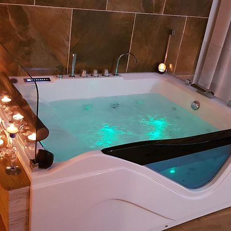 Love Room Jaccuzi Puisserguier Eksteriør bilde